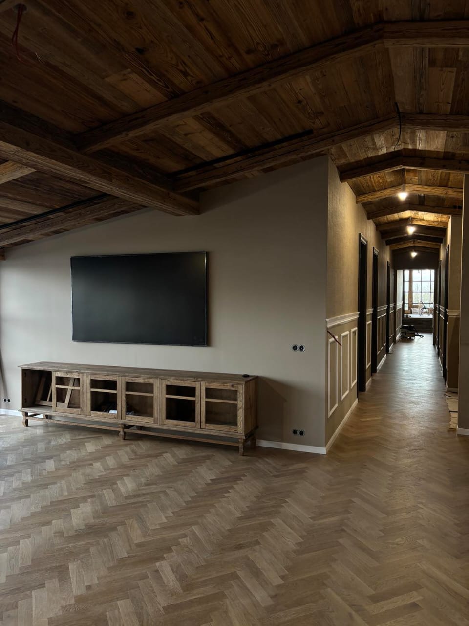 Gang met een plafond van geborsteld oud hout