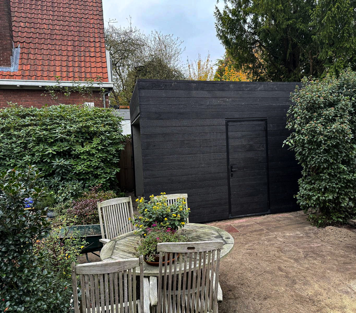 Garden atelier in Dordrecht clad in KAEN Carbon charred Accoya shadow gap boards with a flush black door