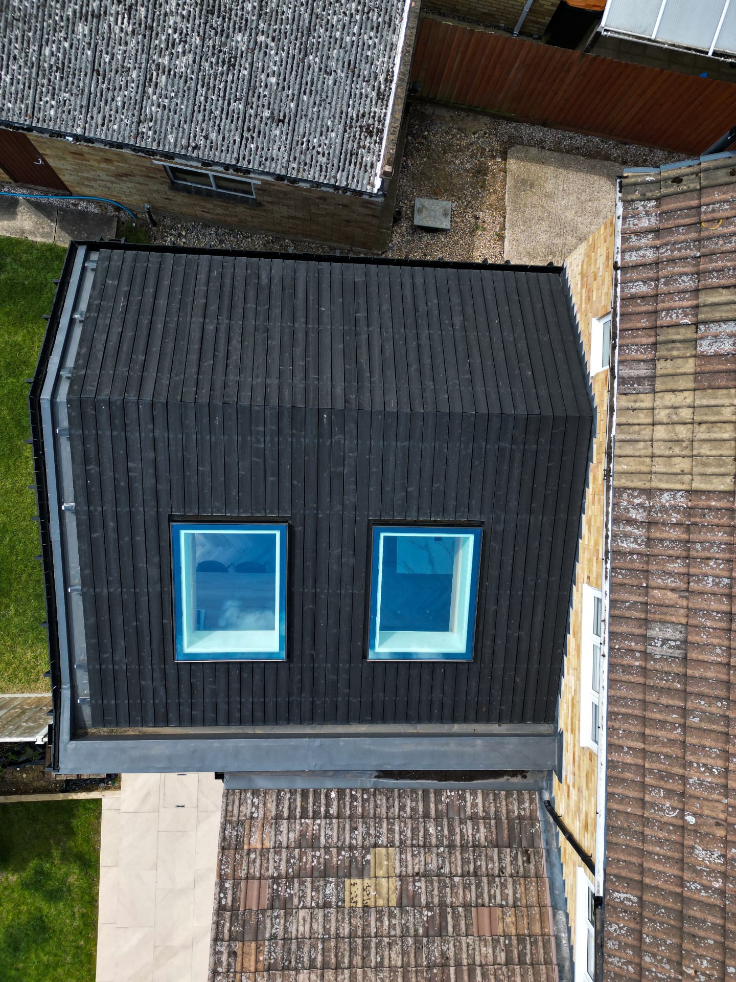 Dakkapel met gebrande houten bekleding, gezien vanuit de lucht